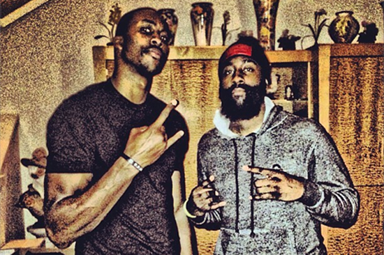 手腕骨折+肩部受伤，巴黎主席纳赛尔缠着绷带赴客场督战欧冠（手腕骨折肩伤在身，巴黎主席纳赛尔缠绷带客场督战欧冠）