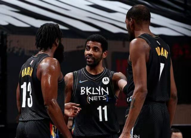 记者：世界杯抽签仪式开始前，大力神杯已经抵达华盛顿（记者：大力神杯已在世界杯抽签仪式前抵达华盛顿）