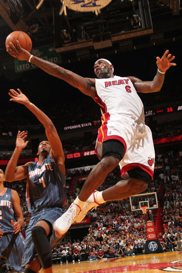 克劳福德拒付30万美元制裁费，失去WBC冠军引发拳迷热议（克劳福德因拒缴30万美元制裁费遭WBC撤销冠军，拳迷热议不断）