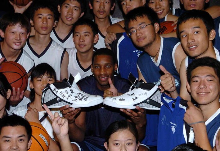 克里斯替补登场仅一分钟，就为我们扳平了比分！（克里斯替补一分钟建功，助球队扳平比分！）