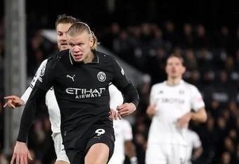 射门时速：眨眼之间，电光火石！没有什么比目睹球员...（风驰电掣的射门：一瞬即发，震撼全场）