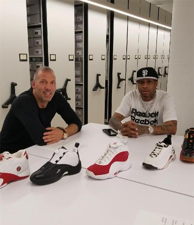 紧张与深夜会议……哈维·阿隆索的未来悬而未决（紧张升级与连夜磋商，哈维·阿隆索前途未卜）