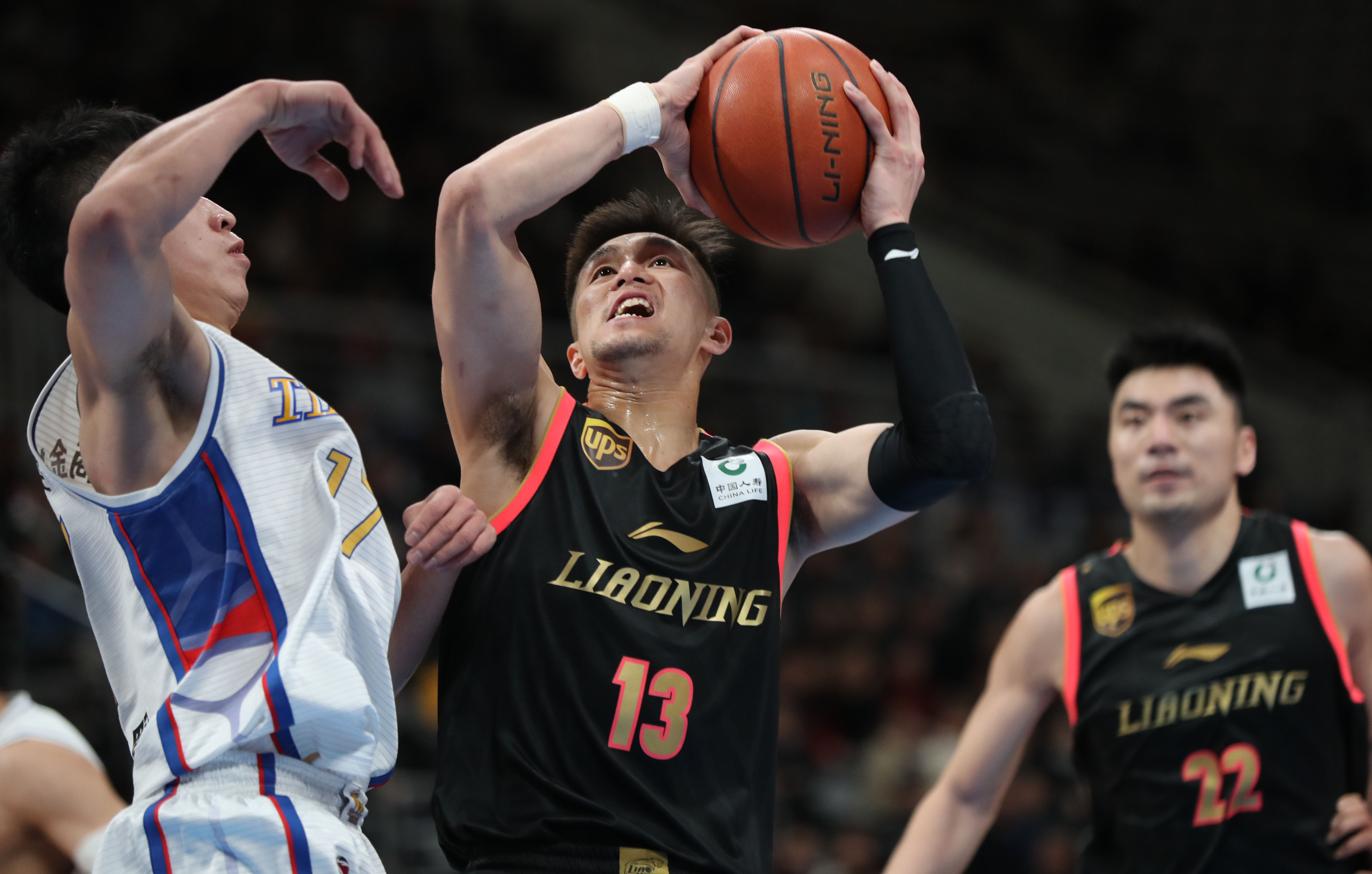 NBA漫谈｜十大不可思议的神仙球！灌篮变妙传，背对篮筐也能绝杀！（NBA随谈｜十大匪夷所思的神级进球：扣篮化助攻，背身也能绝杀！）