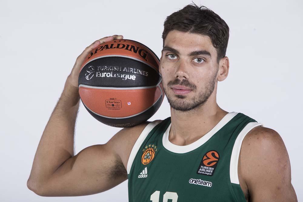 意乙巴里队客场0-5惨败，在返程航班上球迷与球员发生冲突（意乙巴里客场0比5大败，返程航班上球迷与球员爆发冲突）