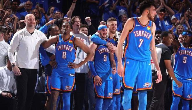 熟悉的场地！独行侠克莱汤普森替补出场 勇士主场观众掌声雷动（旧地重游！独行侠克莱·汤普森替补亮相，勇士主场掌声如潮）