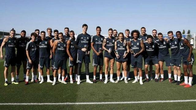 穿鞋致敬克莱？库里打趣：我只是碰巧翻到他的鞋 一试正好合我脚（穿克莱鞋算致敬？库里调侃：随手翻到他的鞋，试穿竟刚好合脚）