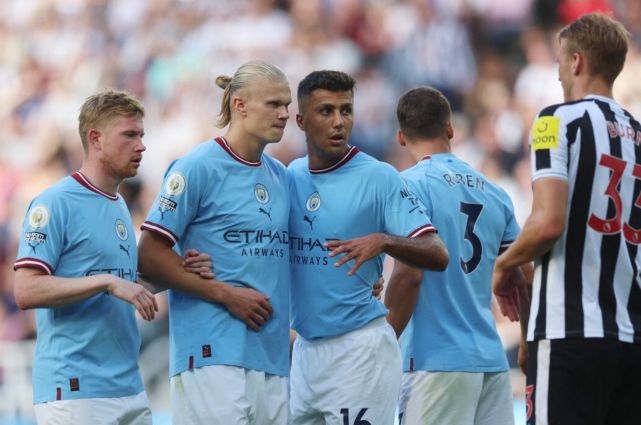 阿森纳3-1大胜拜仁，五档次差距彻底显现，拜仁被打回原形！（阿森纳3-1击败拜仁，五档差距尽显，拜仁原形毕露）