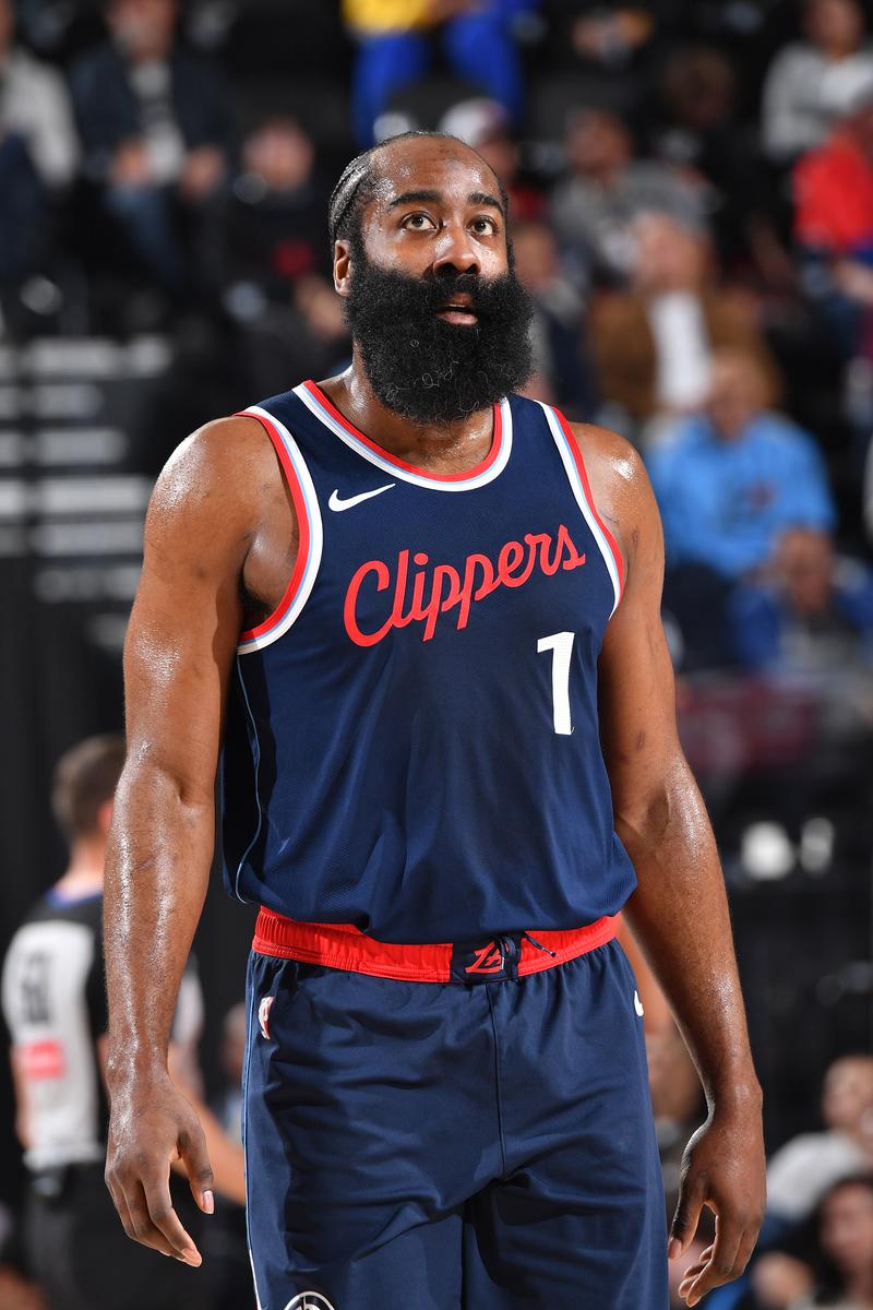 波兰足协谴责投掷烟火球迷：绝不容忍任何违反安全规定的行为（波兰足协痛斥向场内投掷烟火的球迷：对任何破坏安全的行为零容忍）