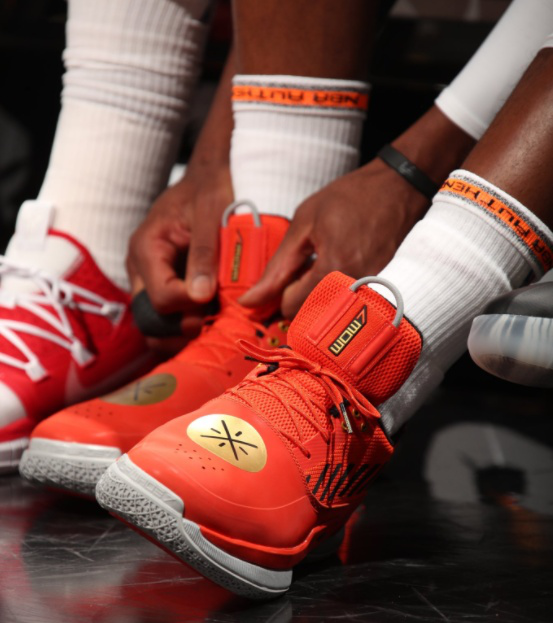 C罗被罚下后，爱尔兰一酒吧盛况：球迷鼓掌庆祝+击掌拥抱（C罗染红后，爱尔兰酒吧沸腾：球迷鼓掌欢呼、击掌相拥）