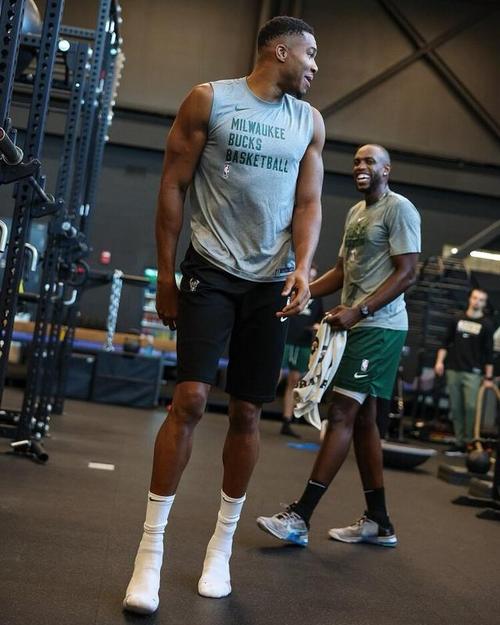 博主：国安明天中午12点40分抵达北京，欢迎球迷接机（国安明日中午12：40抵京，欢迎球迷前往机场迎接）