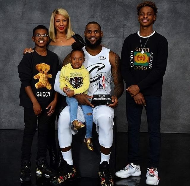 阿里纳斯：詹姆斯若作为角色球员再混2冠，还是不能跟乔丹比（阿里纳斯称：詹姆斯就算以角色球员再夺两冠，仍无法与乔丹比肩）