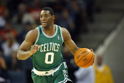 欧冠决赛用球谍照：包含白+深紫，灵感来自举办城市布达佩斯（欧冠决赛用球曝光：白+深紫配色，设计灵感源自主办城市布达佩斯）