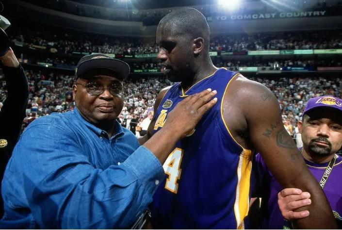 米体：将有一万名左右的那不勒斯球迷远征罗马，警方压力很大（米体：近万名那不勒斯球迷将赴罗马，警方面临重压）