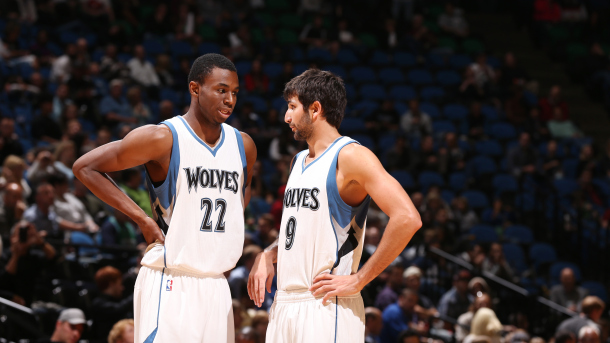 篮球盛宴：王奕博精彩助攻，赵嘉义上演2+1绝技（篮球狂欢：王奕博精妙助攻，赵嘉义强势打成2+1）