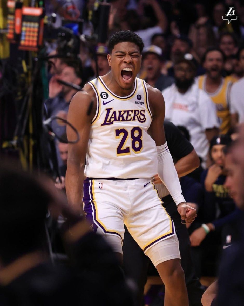 杜兰特关键中投命中，全场欢呼（杜兰特关键时刻中投命中，引爆全场欢呼）