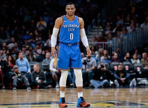 4个失误！申京半场2中2拿到8分6板 罚球4中4（申京半场2投2中、罚球4罚全中，拿下8分6板但出现4次失误）