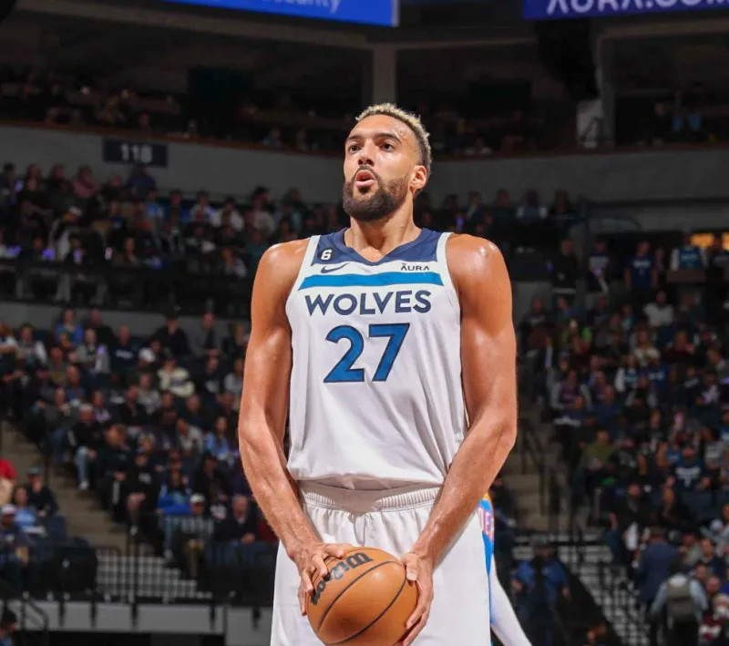 文班半场14分9板！次节率队净胜奇才22分（文班半场14分9板，次节发力率队单节赢奇才22分）