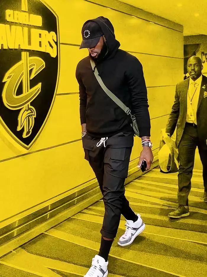 篮球赛场上的经典瞬间：保罗·乔治抢断反击（球场经典一刻：保罗·乔治抢断后迅猛反击）