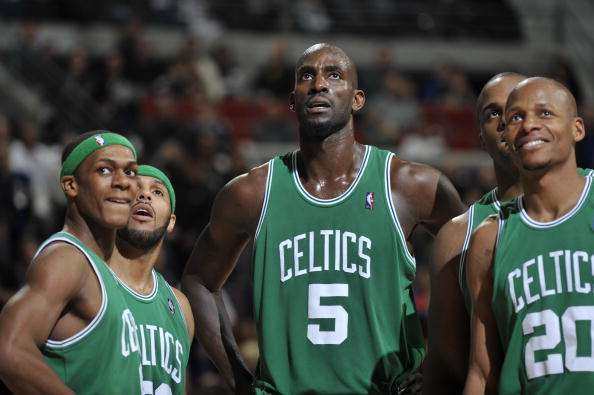 詹姆斯是本赛季场均失误低于2次的球员中，场均助攻数最高的（本季场均失误不足2次的球员中，詹姆斯场均助攻最高）